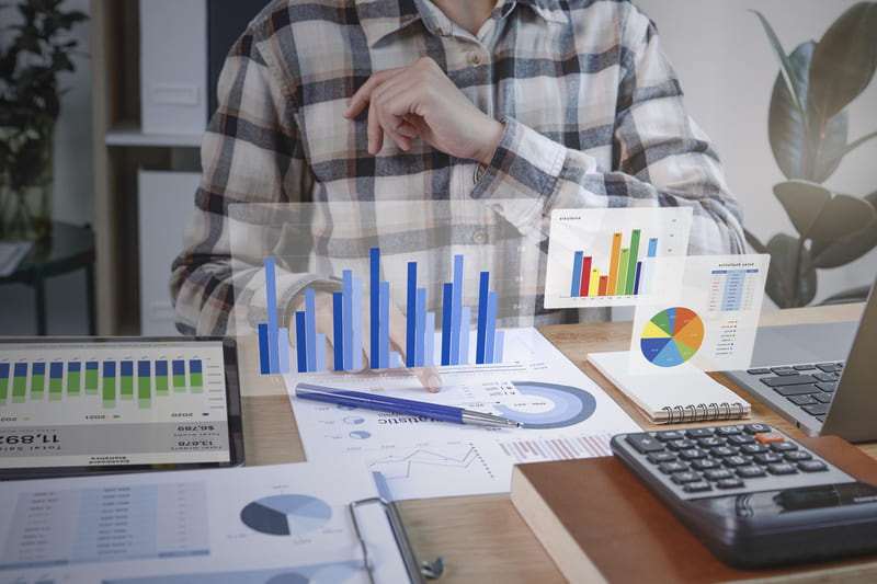 Contabilidade - foto de contador fazendo escrituração contábil e fiscal da empresa