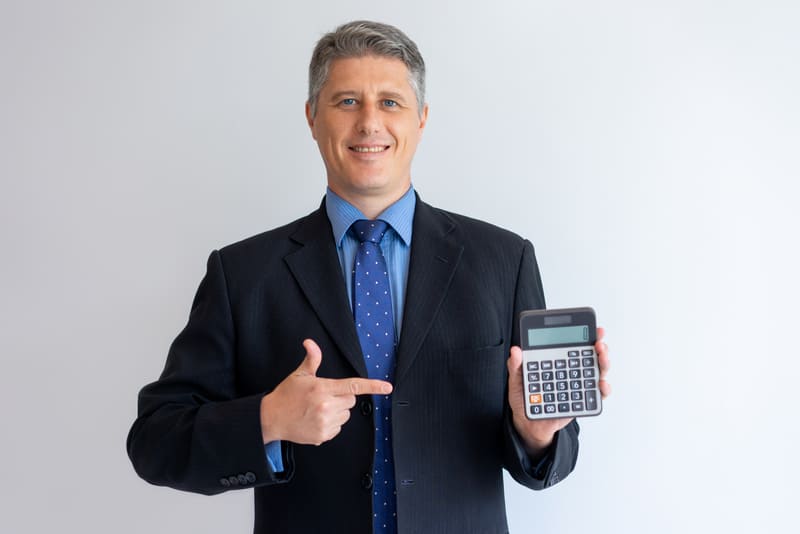 Contabilidade para educadores financeiros - foto de educador da área de finanças sorrindo com calculadora na mão