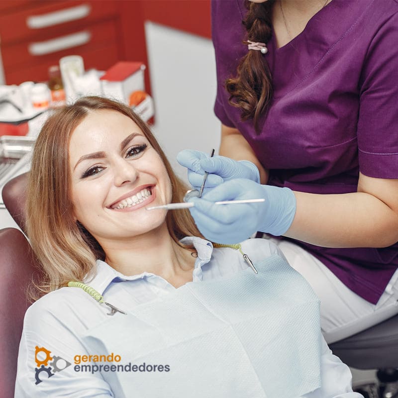 Contabilidade para dentistas - foto de paciente em clínica odontológica sorrindo
