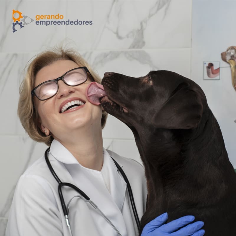 Contabilidade para veterinários- foto de médica veterinária levando lambeijo do cachorro