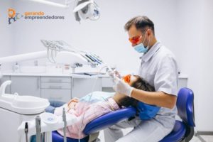 Como abrir CNPJ para dentistas - imagem de odontologista em clínica odontológica