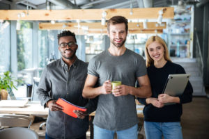 Como abrir uma empresa de coprodução - foto de coprodutor, gestor de tráfego e infoprodutor em parceria de co produção