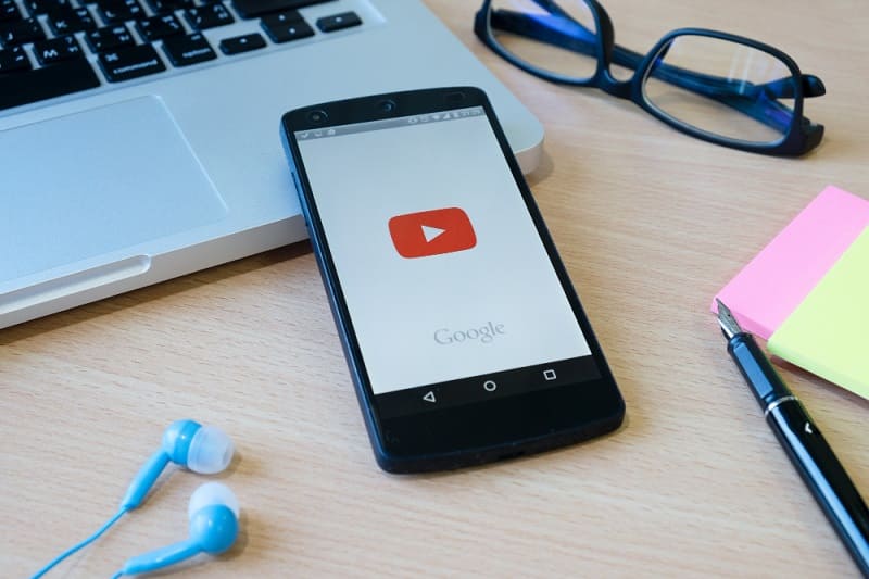 Como abrir uma empresa para youtubers - foto de smartphone e notebook para gravar vídeos de canal do Youtube