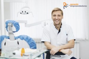 Contabilidade para dentistas - foto de odontologista na sua clínica odontológica